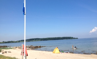 Idyllisk og brnevenlig sandstrand i rolige og naturlige omgivelser tt p ferieboligen. Perfekt til hyggelige gture ret rundt !