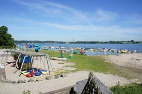Ved Sandskær Campingplads der ligger i forlængelse af Løjt Feriecenter findes to legepladser, lille lystbådehavn samt yderst børnevenlig badestrand !
