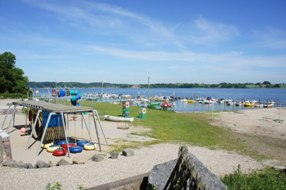 Ved Sandskr Campingplads der ligger i forlngelse af Ljt Feriecenter findes to legepladser, lille lystbdehavn samt yderst brnevenlig badestrand !